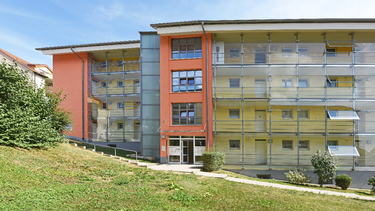 Aufzug am Mehrfamilienhaus mit Ganzglas und Ganzglasgelaender in Pforzheim