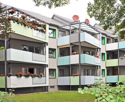 Moderne Stahlbalkone mit Balkongeländer aus Trespa