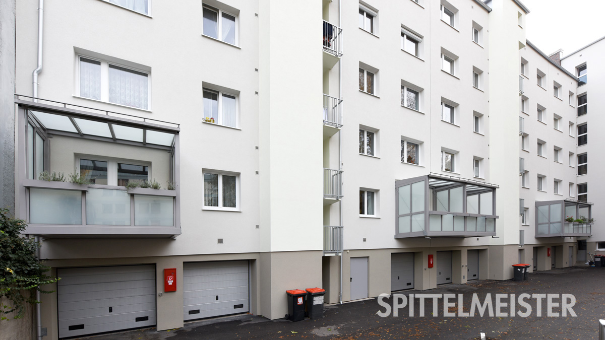 Balkone in Linz Österreich nachträglich montiert an Hauptstraße