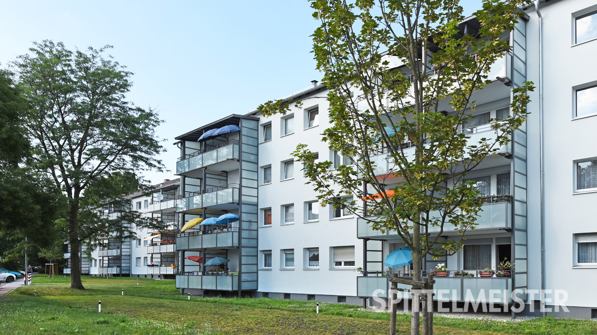 Balkone mit einer Stahlbeton-Platte am Mehrfamilienhaus