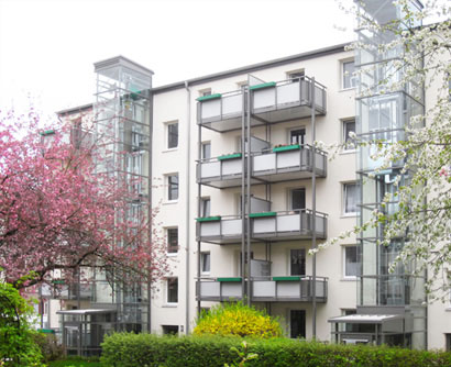 Aufzugbau Bremerhaven Balkone und Aufzug an Mehrfamilienhaus