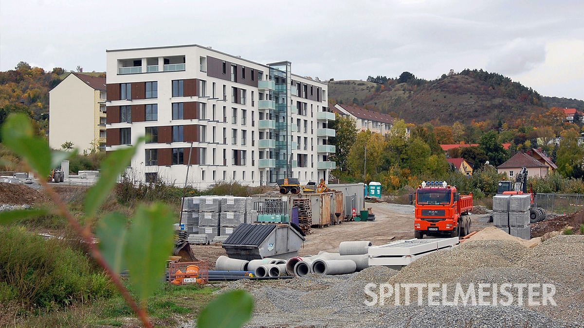 Auskragende Balkone am sanierten Plattenbau 